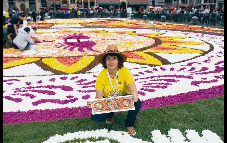 Bello. Ana Rosa Aguilar, diseñadora del manto de flores.