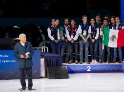 Andrés Manuel felicitó a los jóvenes participantes de esta competencia que se realizó en la Arena Ciudad de México. NTX / J. Pazos