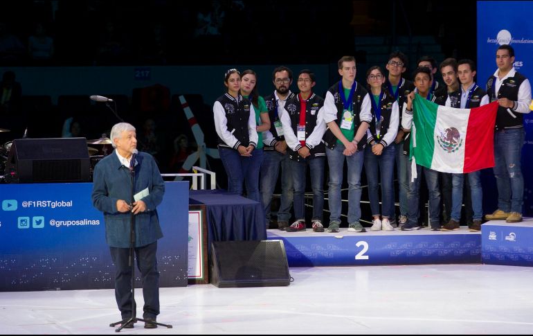 Andrés Manuel felicitó a los jóvenes participantes de esta competencia que se realizó en la Arena Ciudad de México. NTX / J. Pazos