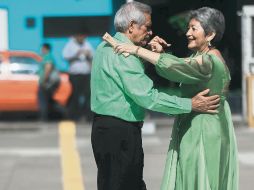 Baile. La pareja encuentra en el danzón una actividad que los mantiene unidos.