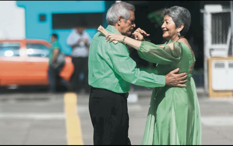 Baile. La pareja encuentra en el danzón una actividad que los mantiene unidos.