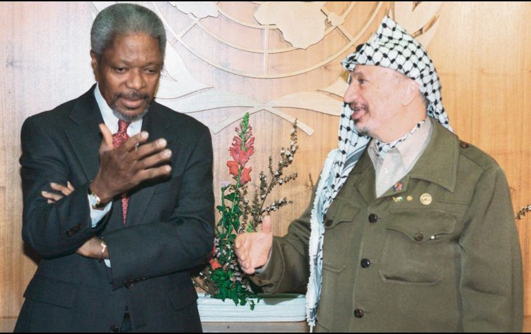 Annan y el líder palestino Yasser Arafat, en 1997, en la oficina del diplomático en la sede de la ONU. AP