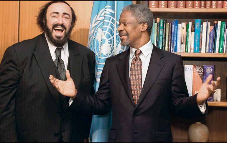 Con el tenor. Luciano Pavarotti y Annan, en las instalaciones de la ONU, a finales de la década de los noventa. AP