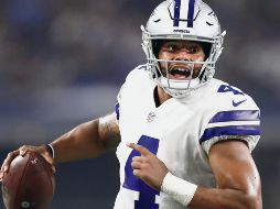 Dak Prescott completó 10 pases, uno de ellos para anotación, encabezando dos series ofensivas anotadoras de los Cowboys, que perdieron anoche ante los Bengals de Cincinnati. EFE/I. Smith