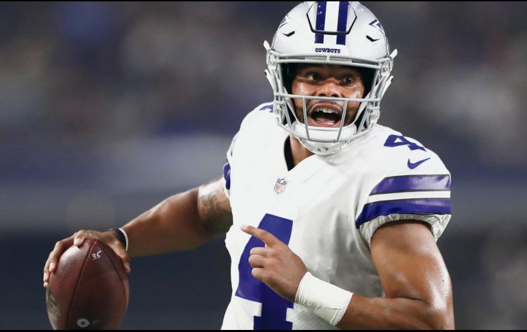Dak Prescott completó 10 pases, uno de ellos para anotación, encabezando dos series ofensivas anotadoras de los Cowboys, que perdieron anoche ante los Bengals de Cincinnati. EFE/I. Smith