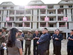 Fotografía cedida por medios oficiales que muestra a Kim Jong-un durante durante su inspección a un proyecto de reconstrucción en el distrito de Samjiyo. AFP/KCNA