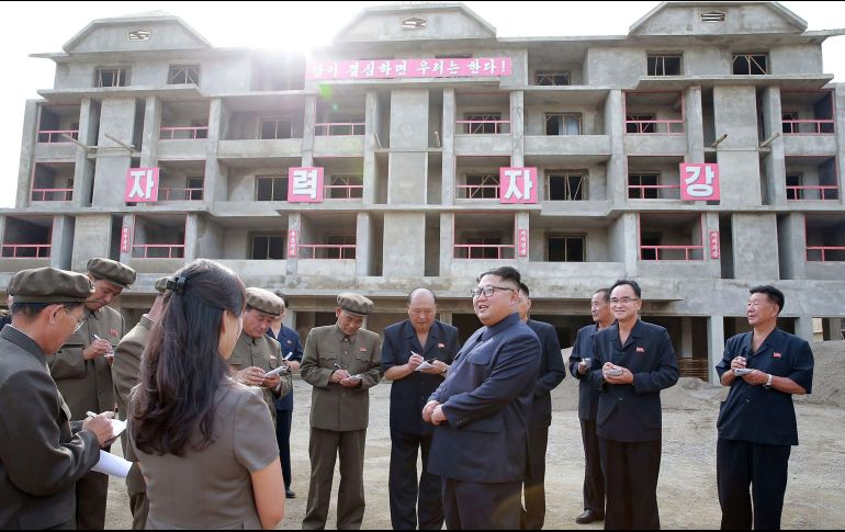 Fotografía cedida por medios oficiales que muestra a Kim Jong-un durante durante su inspección a un proyecto de reconstrucción en el distrito de Samjiyo. AFP/KCNA
