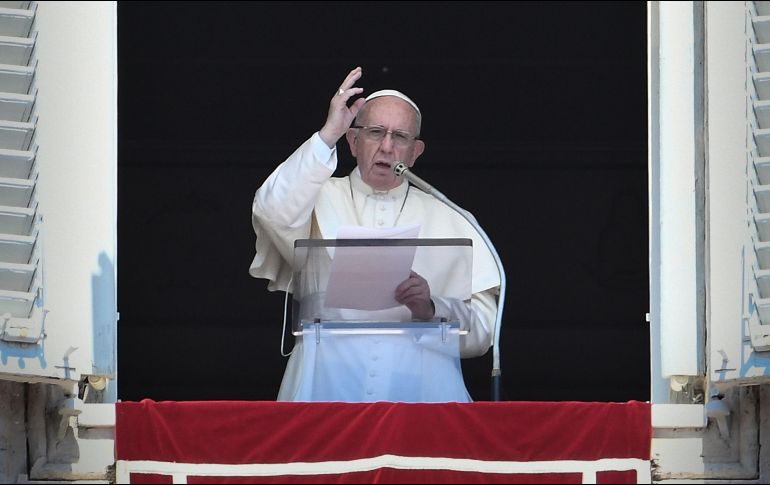 El Papa Francisco pronuncia el sermón semanal ante miles de fieles. AFP/F. Monteforte