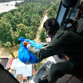 Suman 370 muertos y 800 mil desplazados por inundaciones en la India