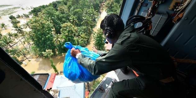 Suman 370 muertos y 800 mil desplazados por inundaciones en la India