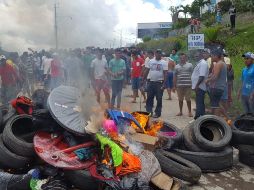 Brasileños quemaron los objetos personas de inmigrantes venezolanos que buscaban entrar al país. AFP / I. Dantes