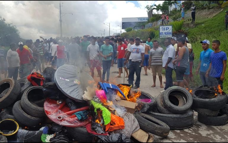 Brasileños quemaron los objetos personas de inmigrantes venezolanos que buscaban entrar al país. AFP / I. Dantes