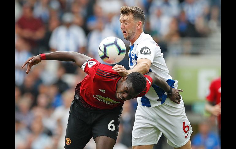 Paul Pogba (i), del Manchester United, disputa un balón con Dale Stephens, del Brighton, en partido de la Liga Premier inglesa en Brighton, Inglaterra. El Manchester United cayó de manera sorpresiva 3-2. AP/A. Grant