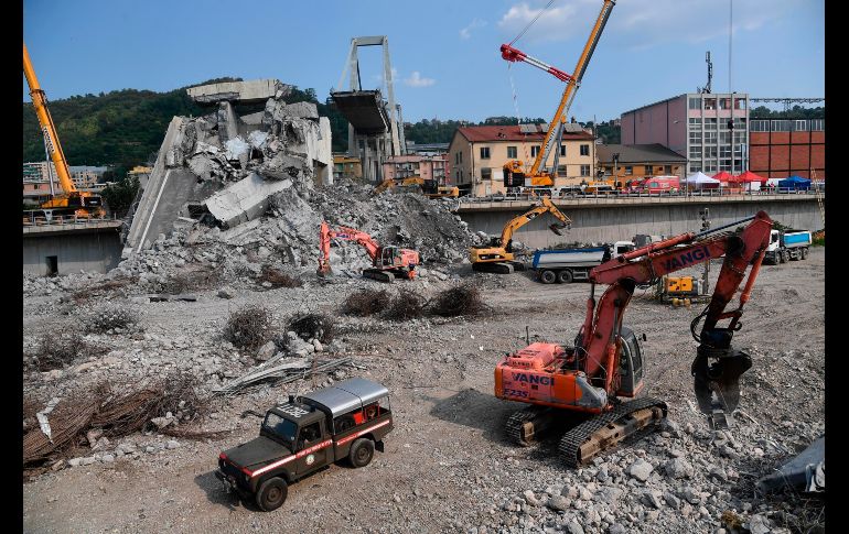 Grúas remueven escombros del puente Morandi en Génova, Italia, tras el colapso parcial del 14 de agosto. La cifra oficial de muertos por el derrumbe asciende a 43. AP/ANSA/L. Zennaro