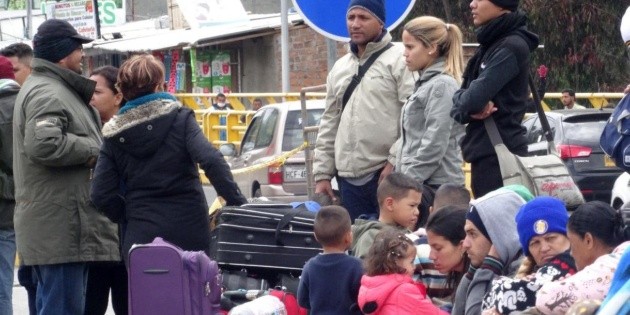 Venezolanos cruzan sin pasaporte; otros piden "ruta humanitaria"