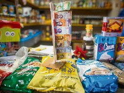 Los comercios hacen propaganda a la nueva moneda. EFE