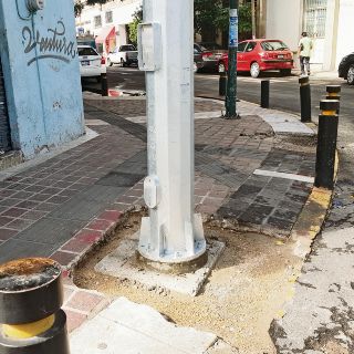 Ponen postes para C5 y dañan banquetas