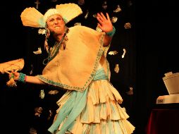 Copatzin Borbón interactúa con el público para que éste participe durante la puesta en escena. ESPECIAL