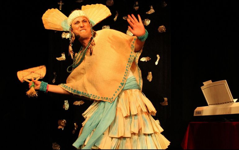 Copatzin Borbón interactúa con el público para que éste participe durante la puesta en escena. ESPECIAL