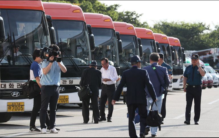 Alrededor de 89 surcoreanos partieron en las primeras horas de este lunes hacia el monte Kumgang a bordo de 30 autobuses. EFE /