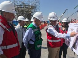 Espriú informó que hoy lunes inicia el proceso de consulta al entregar los documentos a los técnicos, ingenieros, empresarios, expertos y grupos sociales. TWITTER / @JimenezEspriu