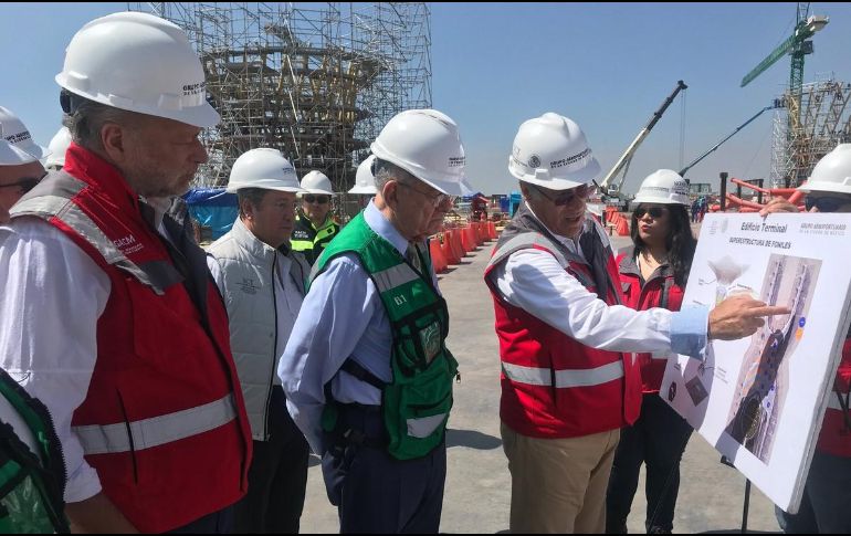 Espriú informó que hoy lunes inicia el proceso de consulta al entregar los documentos a los técnicos, ingenieros, empresarios, expertos y grupos sociales. TWITTER / @JimenezEspriu