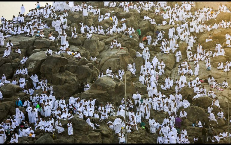 Peregrinos musulmanes se reúnen en el monte Arafat, durante el peregrinaje en La Meca, Arabia Saudita. Los musulmanes creen que el profeta Mahoma dio su último sermón en el monte hace 14 siglos. AFP/A. Al-Rubaye