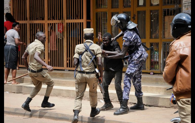 Fuerzas de seguridad golpean y detienen a un manifestante en Kampala, Uganda, durante una protesta para exigir la liberación del legislador, estrella pop y opositor Kyagulanyi Ssentamu. AP/R. Kabuubi