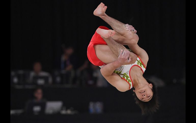 El japonés Kenta Chiba compite en la prueba clasificatoria de ejercicios de piso de gimnasia artística, en el marco de los Juegos Asiáticos en Yakarta, Indonesia. AFP/P. Parks