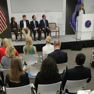 Melania Trump pide ayuda para combatir el acoso cibernético