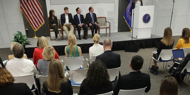 Melania Trump pide ayuda para combatir el acoso cibern&eacute;tico