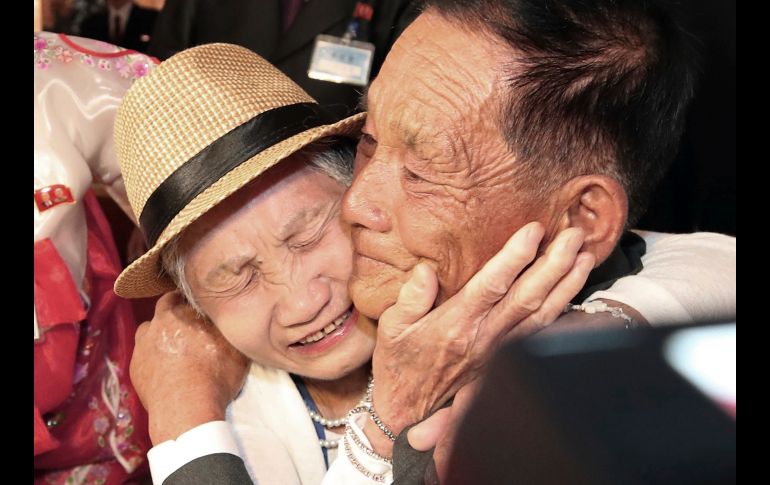 La sudcoreana Lee Keum-seom (i), de 92 años, llora con su hijo norcoreano Ri Sang Chol, de 71, en un encuentro en Diamond Mountain, Corea del Norte, de familias separadas durante la Guerra de Corea. AP/Yonhap/Lee Ji-eun