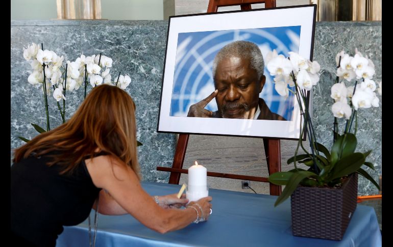 Personas asisten a una ceremonia en honor al ex secretario general de las Naciones Unidas y Premio Nobel de Paz 2001, Kofi Annan, en la sede europea de las Naciones Unidas, en Ginebra, Suiza. EFE/ S. Di Nolfi
