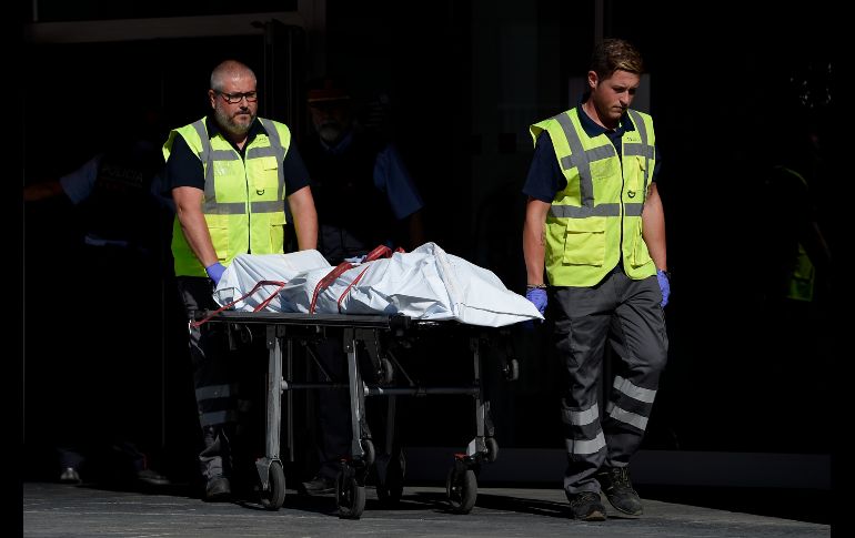 El cuerpo de un hombre que intentó atacar una estación policial es trasladado en Cornellá, España. La policía investiga el ataque de un argelino que fue abatido como un 