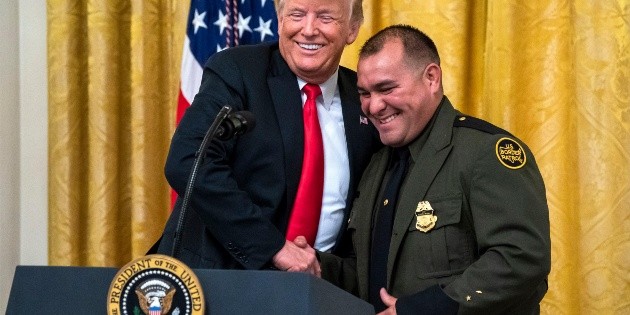 Trump reconoce a agentes de inmigraci&oacute;n en la Casa Blanca