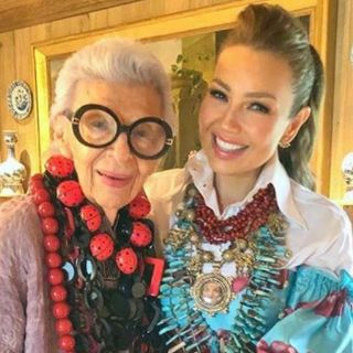 Thalía posa en Instagram con Iris Apfel