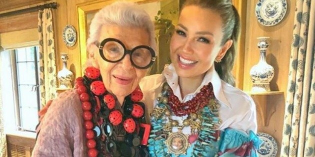 Thal&iacute;a posa en Instagram con Iris Apfel