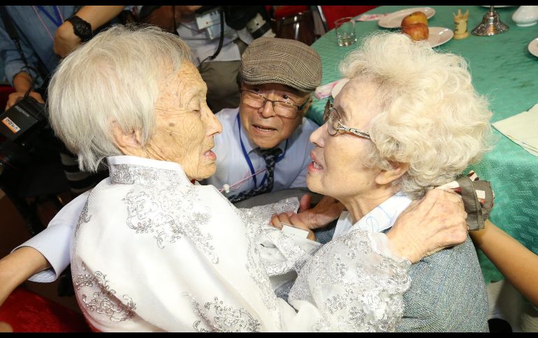 La norcoreana Cho Sun-do (i),de 89 años, se encuentra con su hermana más pequeña, la sudcoreana Cho Hye-do (d), de 86, y su hermano más pequeño, Cho Do-jae (c), de 75 años. EFE/O JONGCHAN