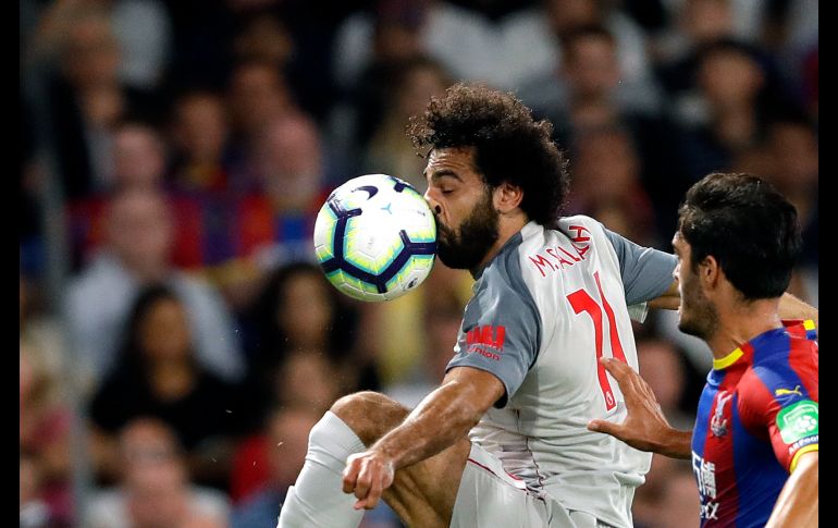 Mohamed Salah (i), del Liverpool, disputa un balón con James Tomkins, del Crystal Palace, en partido de la Liga Premier inglesa en Londres, Inglaterra. AP/K. Wigglesworth