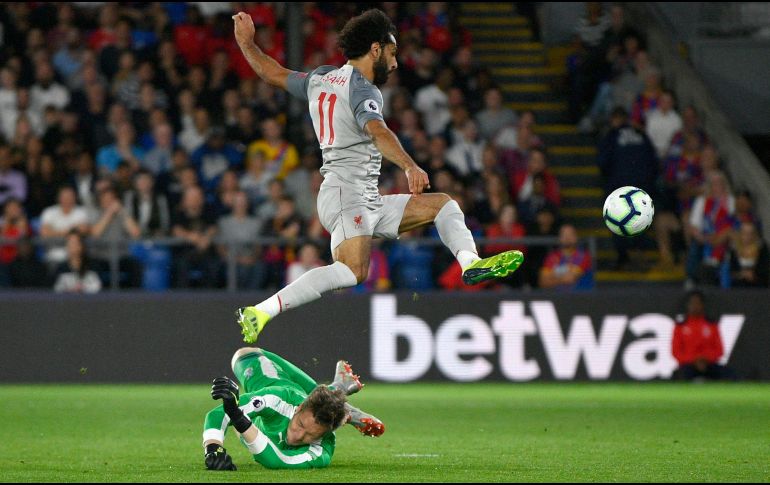 Mohamed Salah (d), de Liverpool, disputa el balón con Wayne Hennessey (i), de Crystal Palace. EFE/N. Hall