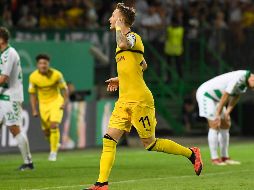 Marco Reus (d) de Dortmund celebra después de marcar el 2-1. EFE/L. Barth