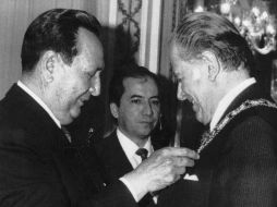 Foto de archivo del presidente paraguayo Andrés Rodríguez, cuando condecora a Patricio Aylwin con el collar 