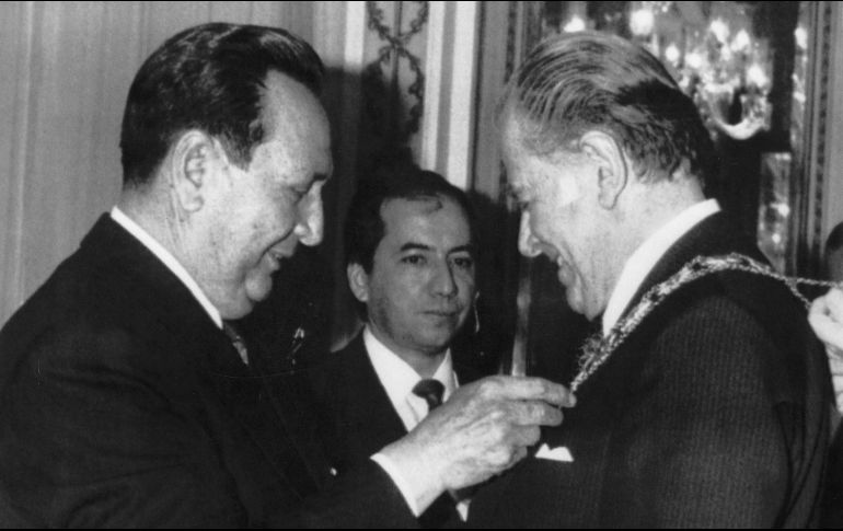 Foto de archivo del presidente paraguayo Andrés Rodríguez, cuando condecora a Patricio Aylwin con el collar 