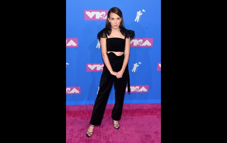 Millie Bobby Brown desfiló por la alfombra de los MTV VMAs 2018. AFP / J. McCarthy
