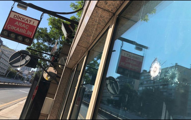 El edificio recibió impactos de bala por parte de dos sujetos. AP/B. Ozbilici