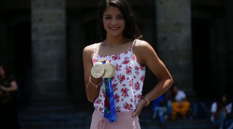 Claudia Rivas posa con sus tres preseas de oro obtenidas en los pasados Juegos Centroamericanos. EL INFORMADOR/F. Atilano