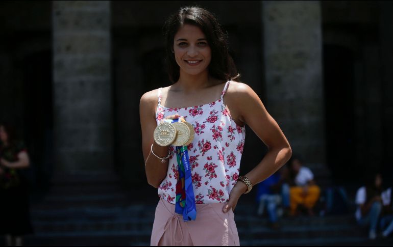 Claudia Rivas posa con sus tres preseas de oro obtenidas en los pasados Juegos Centroamericanos. EL INFORMADOR/F. Atilano