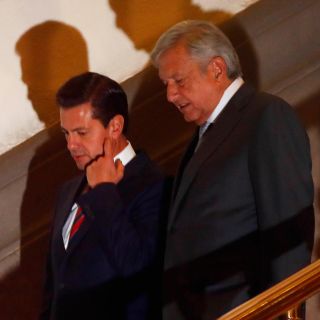 Frente a Peña, AMLO sepulta reforma educativa