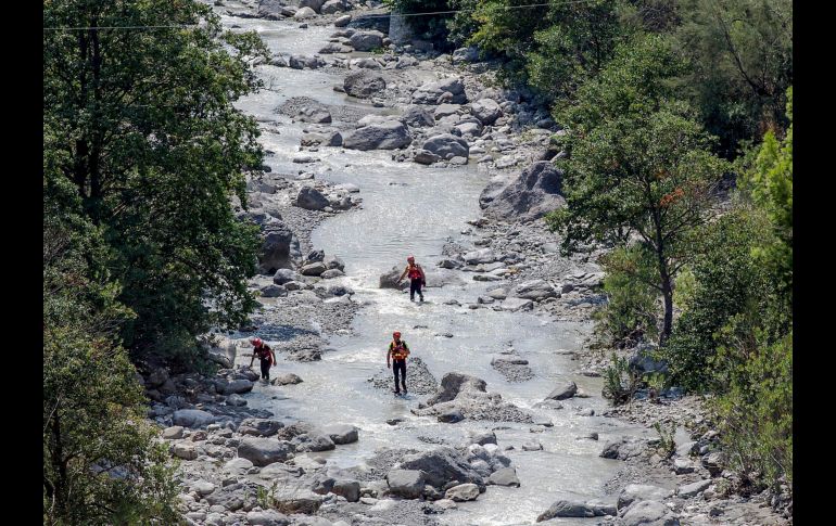 Rescatistas buscan en el cañón de Raganello en Calabria, Italia. Diez excursionistas murieron debido a la repentina crecida por mal tiempo del torrente y se ha rescatado a 23. AP/ANSA/F. Arena