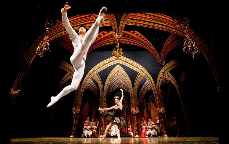 Bailarines del Ballet de San Petersburgo se ven durante una presentación para medios del 